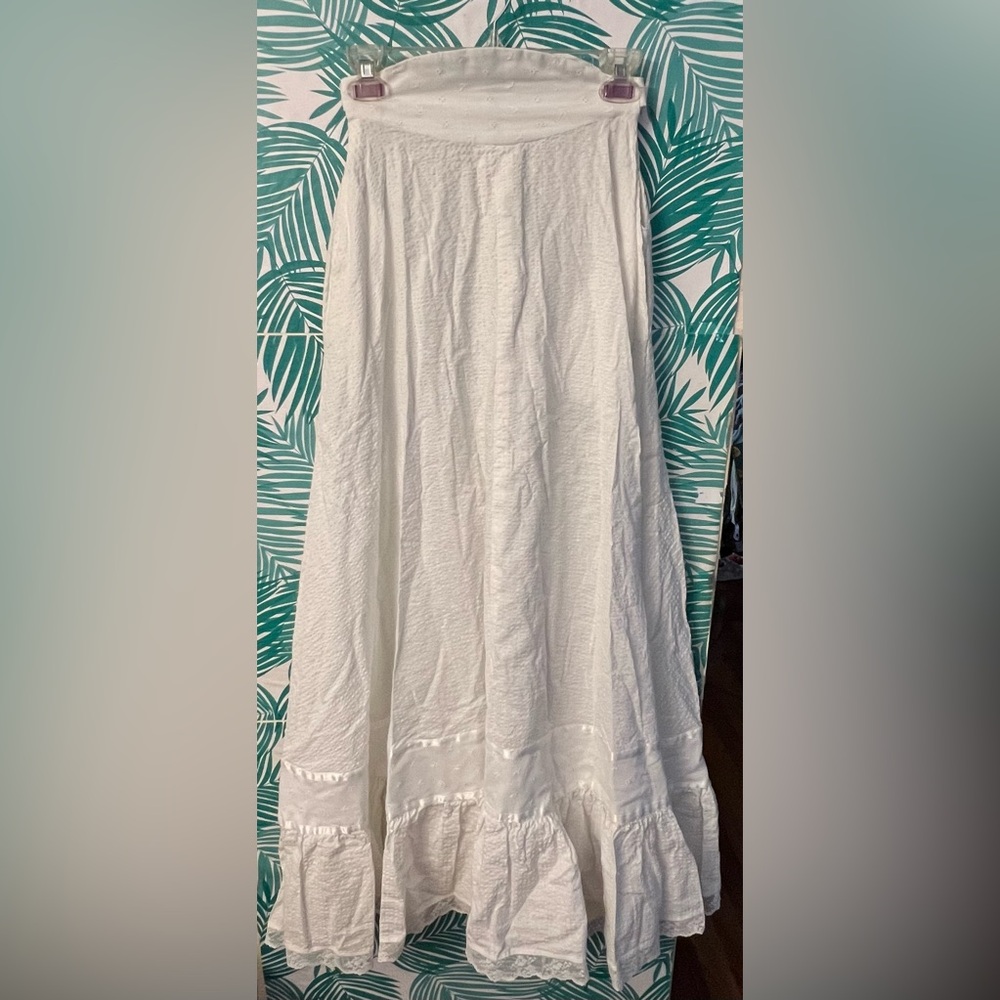 Vintage cotton seersucker white long skirt eyelet & lace detail zipper in back